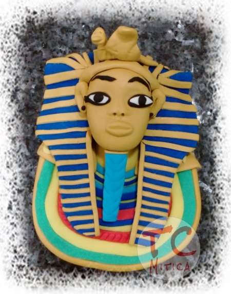 Placca con raffigurato il Faraone Tutankhamun per un'appassionata degli antichi Egizi