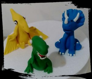 Set di 3 Dinosauri colorati grandi ca 8-10 cm realizzati in pasta di zucchero a mano da Cinzia T.